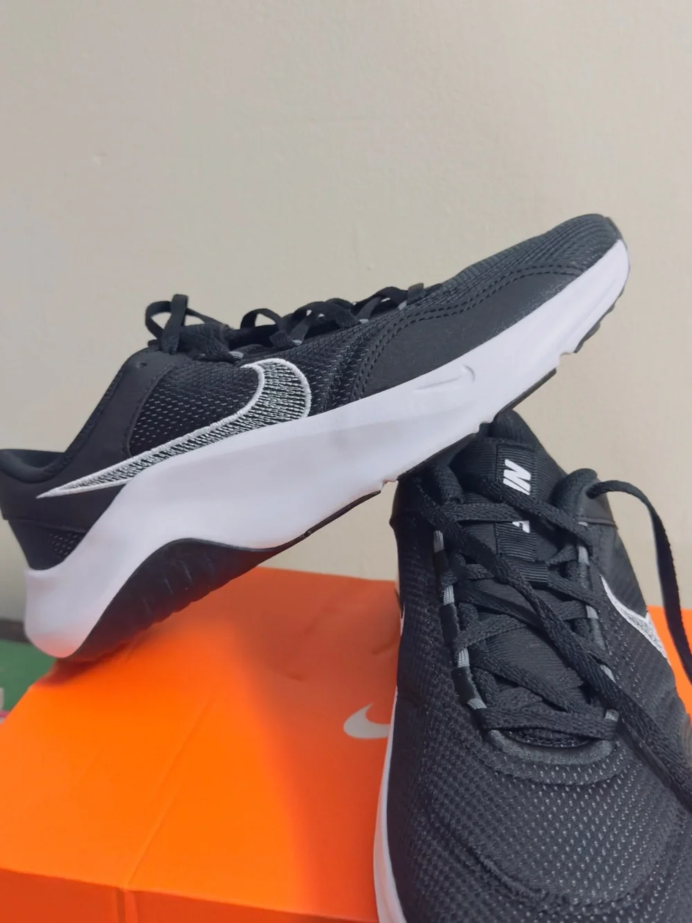 Nike Men's Black and White Low-Top Sneakers